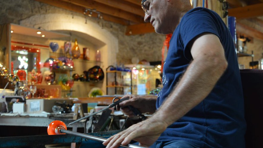 Un souffleur de verre pour perpétuer la tradition en gare de Vianne - ladepeche.fr