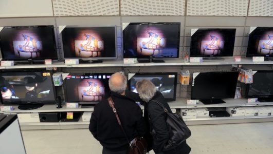 DDM/MICHEL VIALA LE RAYON DES TELEVISEURS A CARREFOUR PORTET ILLUSTRATION TELEVISION ACHATS